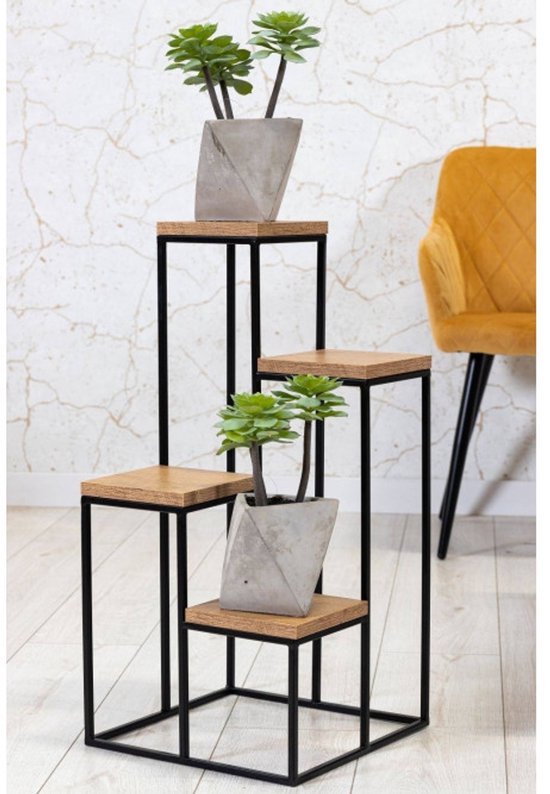 Zwarte metalen plantenstandaard met vierkante houten plateaus. Met succulente planten in grijze potten.