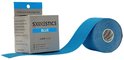 Een rol blauwe sporttape en een doosje op een witte achtergrond. De tape is 2-way cotton.