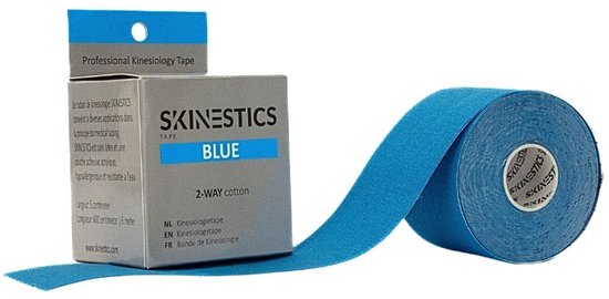 Een rol blauwe sporttape en een doosje op een witte achtergrond. De tape is 2-way cotton.