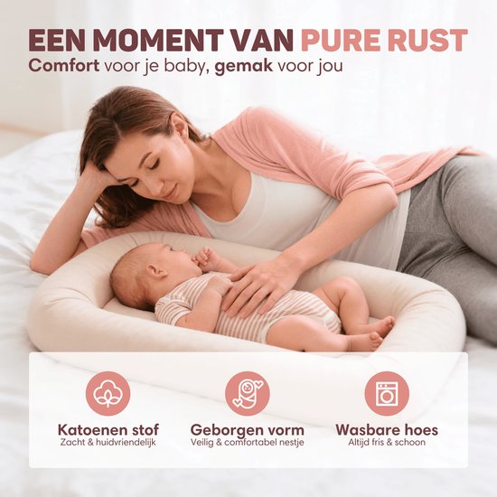 Moeder met baby in een crèmekleurig babynestje. Iconen met katoenen stof, gebogen vorm, wasbare hoes.
