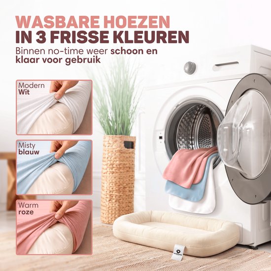 Wasmachine met roze, lichtblauwe en witte hoezen. Handen passen de hoezen op het babynestje, kleuren: Modern Wit, Misty blauw, Warm roze.