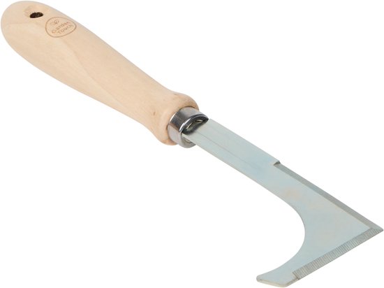 Patio onkruidwieder met houten handvat en metalen blad, op zwarte achtergrond.