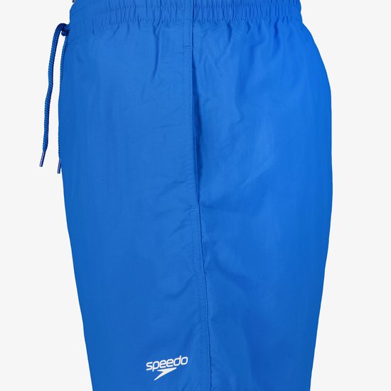 Gros plan du côté d'un short de bain bleu avec cordon et logo.