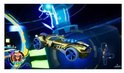 Een glimmende gouden Hot Wheels auto met blauwe wielen rijdt op een baan met blauwe elektrische energie.