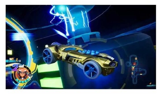 Een glimmende gouden Hot Wheels auto met blauwe wielen rijdt op een baan met blauwe elektrische energie.