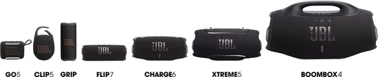 Zes zwarte JBL speakers van klein naar groot op een zwarte achtergrond.