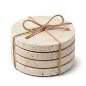 Set van 4 ronde travertin onderzetters, gebonden met touw.