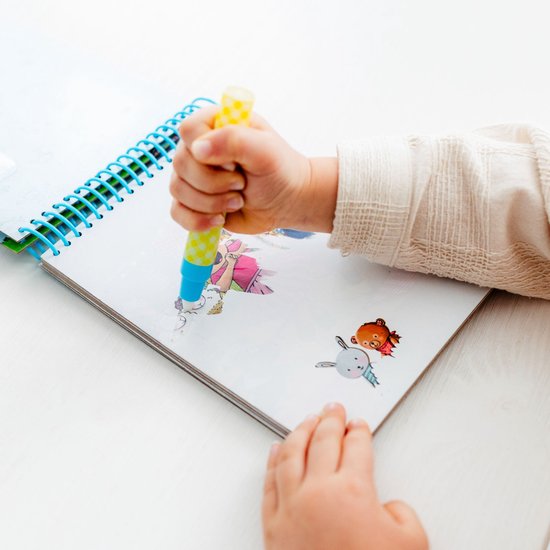 Dichtbij opname van een kinderhand die met een Fien & Teun waterpen tekent op een magisch waterboekje.
