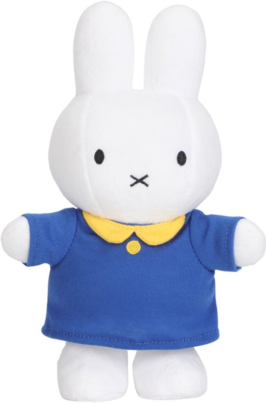 Wit Miffy-knuffel met blauw shirt en gele kraag, staand.