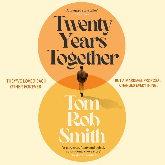 Boek 'Twenty Years Together' van Tom Rob Smith. Een man loopt weg met een tas. Tekst: 'Twenty Years Together'.
