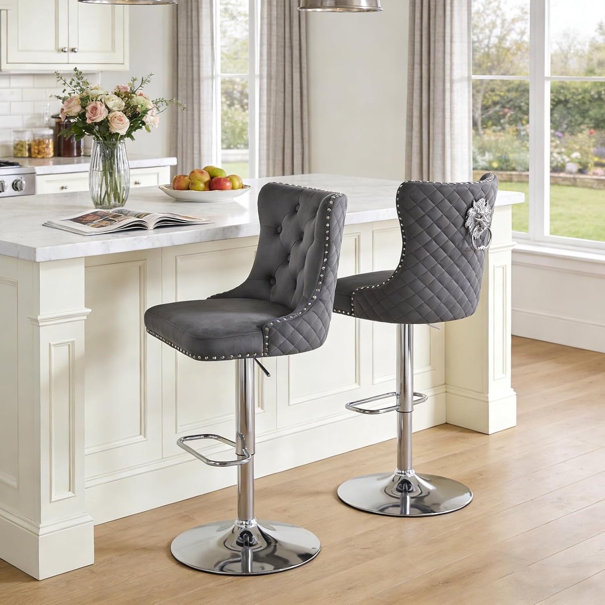 Barkruk Set van 2 Verstelbaar 40 x 46 x 118 cm – Luxe Fluwelen Barstoelen 360° Draaibaar met Rugleuning, Leeuwenkop Ring en Nieten – Keukenkrukken met Voetensteun Dunkelgrau– Urbanhome