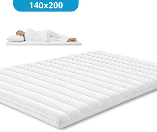 Surmatelas blanc de 140x200 cm sur fond blanc. Une femme y dort.