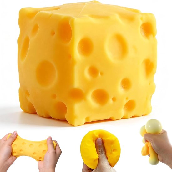 Gele squishy dobbelsteen met veel gatjes, afgebeeld in handen die hem knijpen.