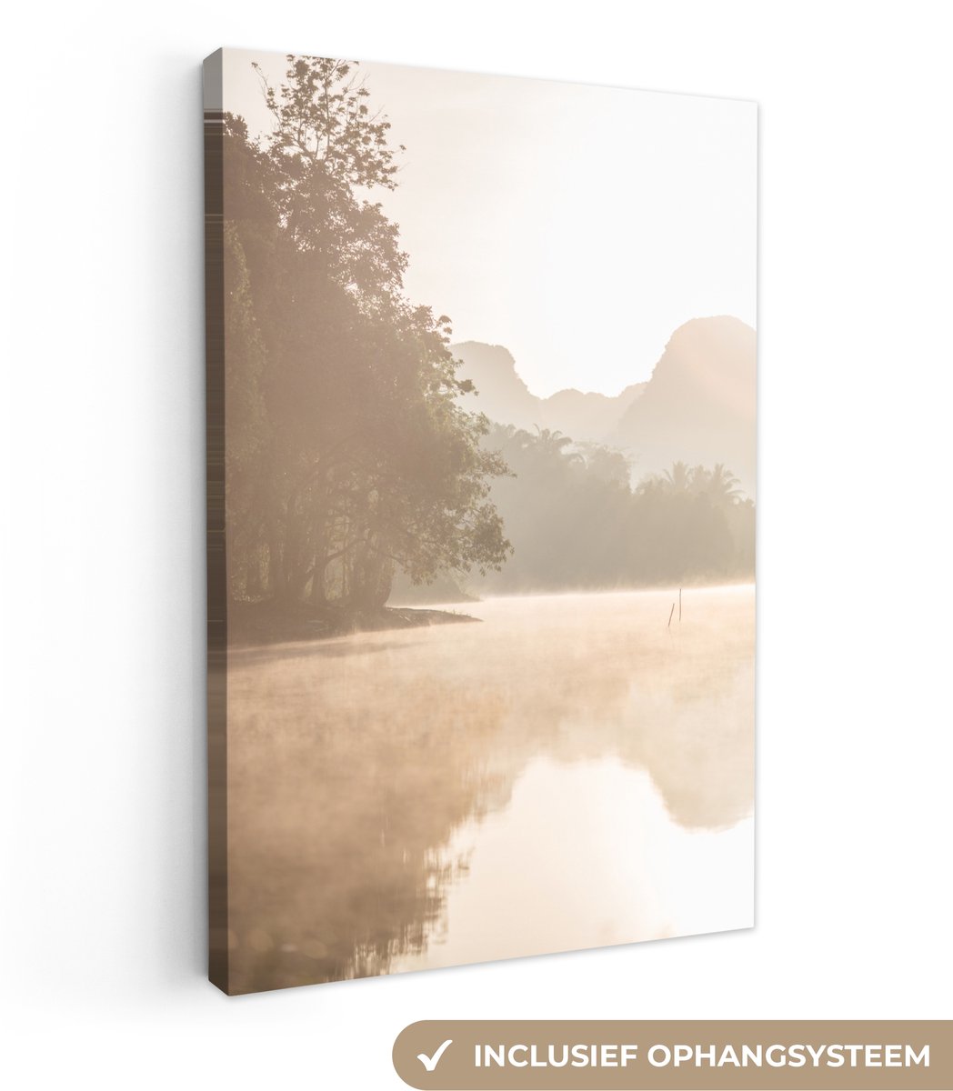 Canvas schilderij 120x180 cm - Wanddecoratie badkamer Landschap - Bos - Water - Mist - Bei