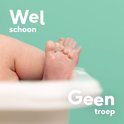Babyvoetjes in bad met schuim. Tekst "Wel schoon, Geen troep".