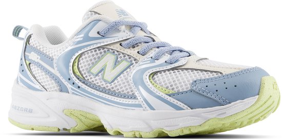 Witte sneaker met lichtblauwe en limegroene accenten, grijs met blauwe veters en een witte zool.