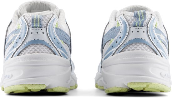 Achterkant van twee witte sneakers met lichtblauwe en limegroene accenten.