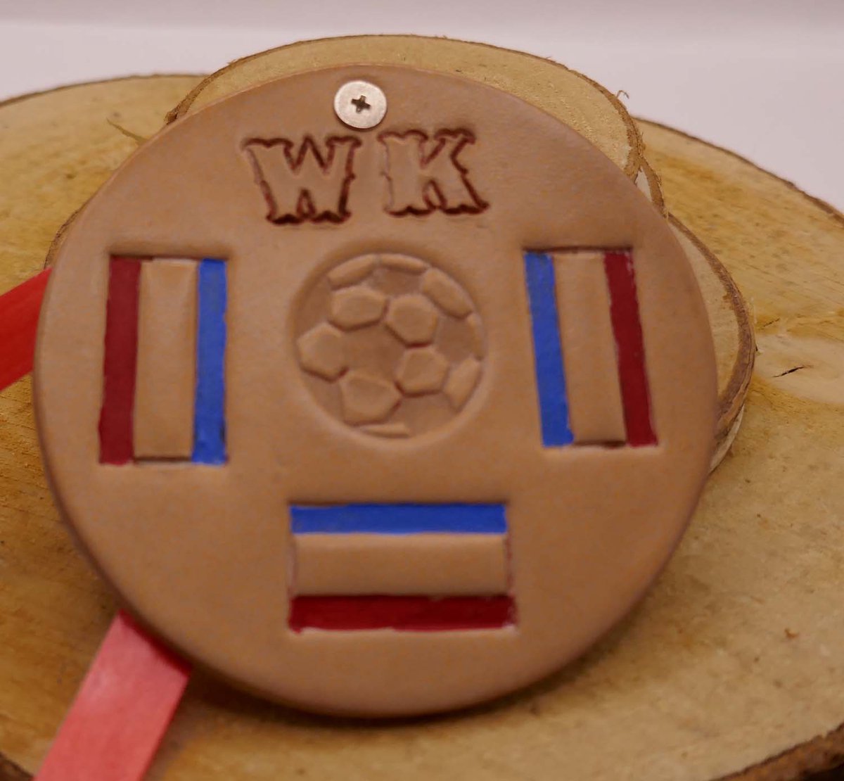 Lederen ronde medaille WK 2026 + 3x Nederlandse vlaggen - medaille wereldkampioenschap voetbal 2026 - unieke medaille liefde voor voetbal toernooi - leuke ketting / medaille voor voetbal fan - Nederlandse voetbal fan item
