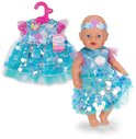Baby pop in blauwe zeemeerminnenjurk met pailletten en hoofdband.