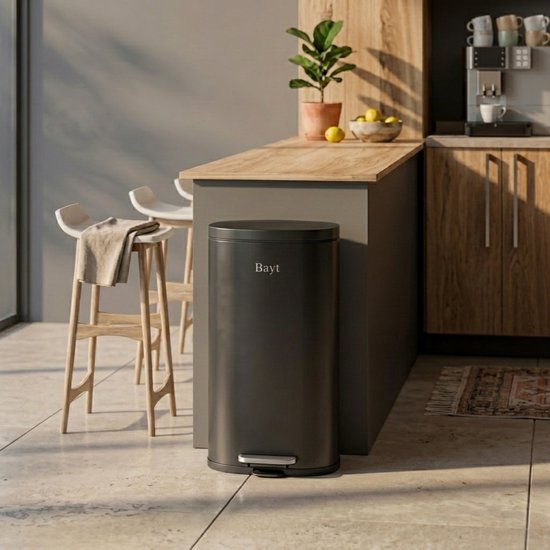 Poubelle à pédale Bayt noire de 30 litres dans une cuisine élégante avec des tabourets.