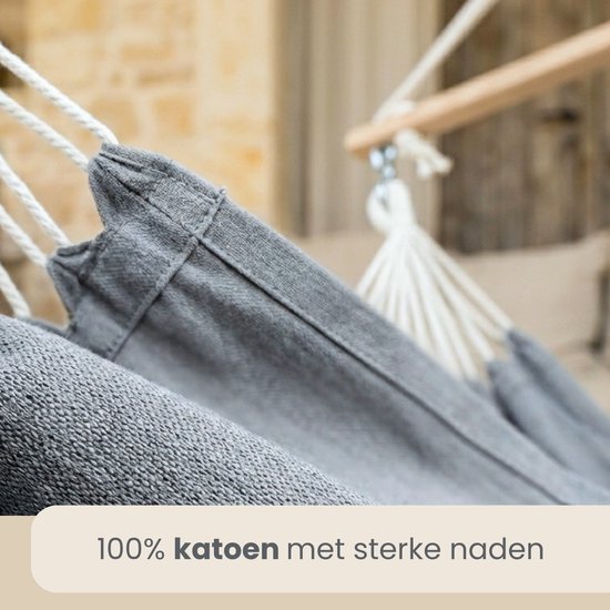 Detail van de lus van de grijze hangstoel met een houten spreidstok.