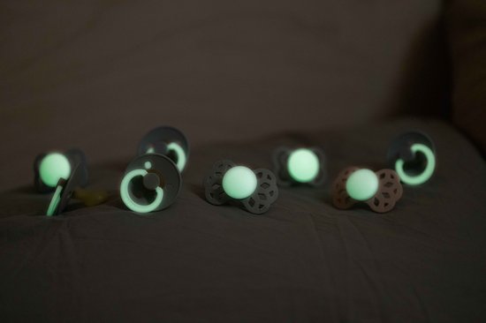 BIBS Colour Glow Speen verpakking van 2 stuks. BPA-vrij, Ronde speen. Natuurlijk rubberlatex, Gemaakt in Denemarken, Maat 2 (6-18 maanden), Baby Blue Glow van Merkloos — afbeelding 2