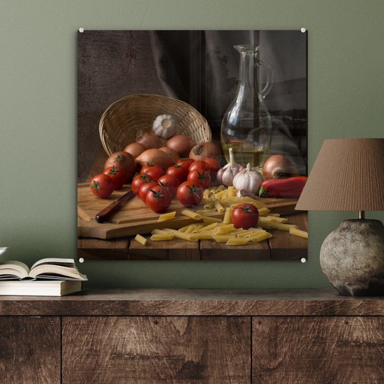 ® Glasschilderij 50x50 cm - Schilderij acrylglas - Snijplank - Groente - Stilleven - Pasta - Uit - Tomaat - Snijplank - Foto op glas - Muurdecoratie woonkamer - Wanddecoratie slaapkamer - Schilderijen