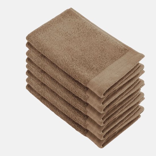 Stapel van zeven bruine handdoeken met een geweven rand.