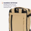 Zandkleurige rugzak met een ritsvak aan de achterkant, oranje ritsdetails.