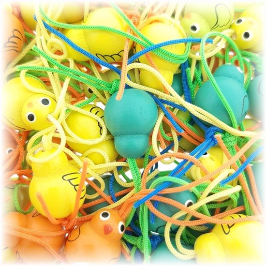 Een close-up van een hoopje gele, oranje en blauwe houten vogels met gekleurde touwtjes.