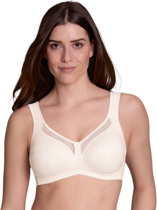 Model draagt een crème beugel-bh met brede bandjes en mesh bovenaan.
