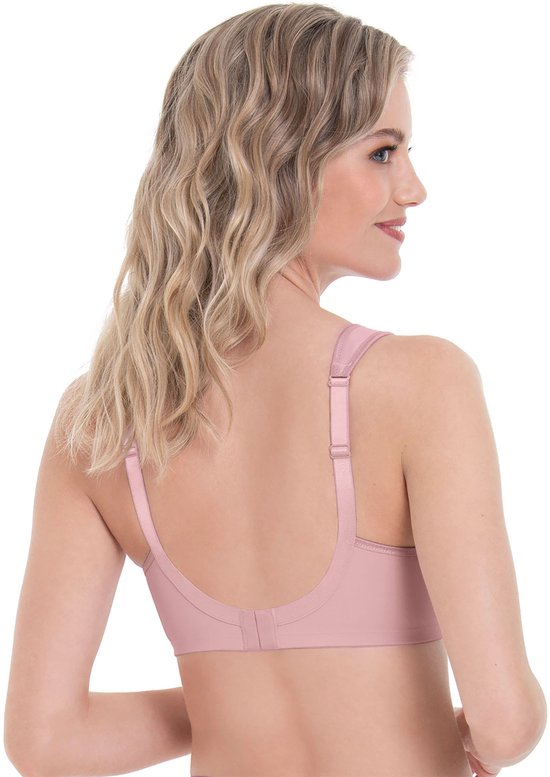 Model van achteren gezien, draagt een roze beha met verstelbare bandjes.
