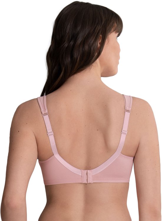 Model met de rug naar de camera. De roze BH heeft een haaksluiting aan de achterkant.