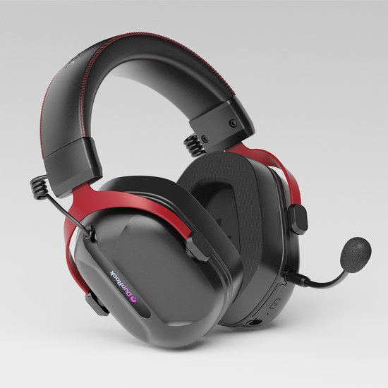 Casque de jeu noir avec accents rouges et un microphone.