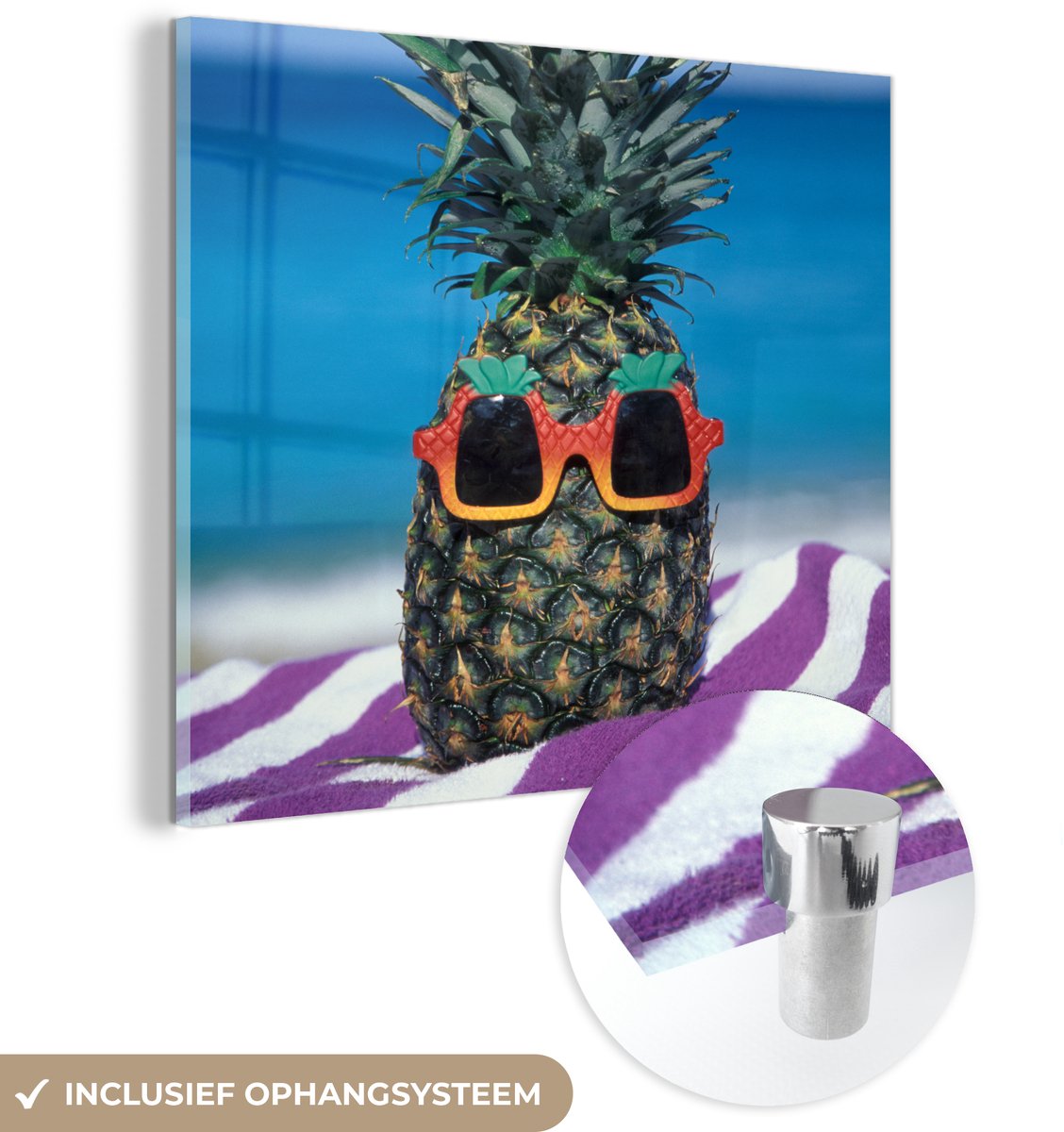 ® Glasschilderij 90x90 cm - Schilderij acrylglas - Een ananas met een zonnebril op de Nederlandse Antillen - Foto op glas - Muurdecoratie woonkamer - Wanddecoratie slaapkamer - Schilderijen