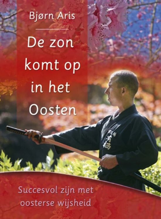 Boekcover 'De zon komt op in het Oosten' met een man in traditionele kledij en een zwaard.
