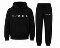 Zwart trainingspak met capuchon en 'VIBES' print.