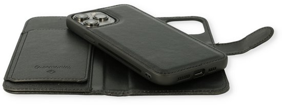 Zwarte Casemania portemonnee telefoonhoes, opengeklapt, met de telefoon erin.