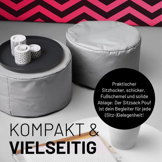 Twee grijze poefs, één met decoratieve kaarsen erop, met tekst "KOMPAKT & VIELSEITIG".