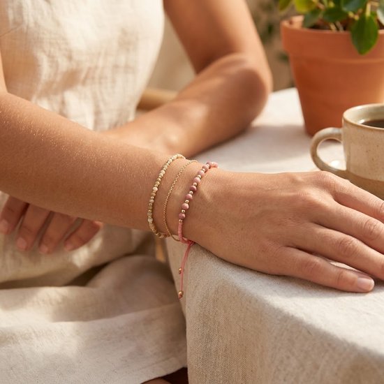 Roze koord armband voor dames met kralen – verstelbare armband met goudkleurige accenten