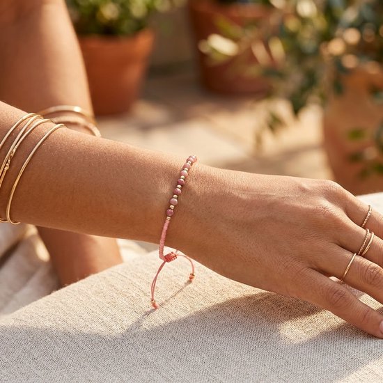Roze koord armband voor dames met kralen – verstelbare armband met goudkleurige accenten