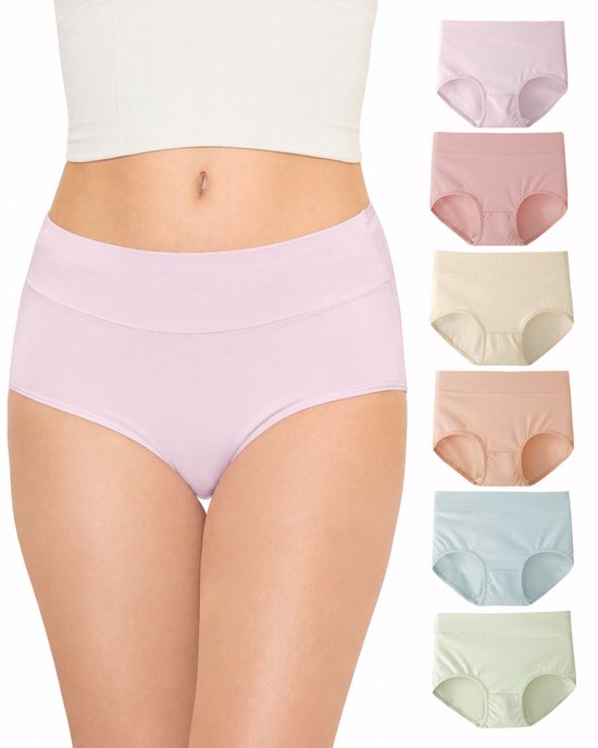 Mannequin portant un haut blanc et une culotte lavande. À droite, une série de six culottes de différentes couleurs.