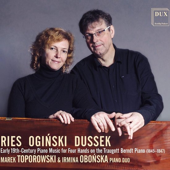 Een man en vrouw, het pianoduo Marek Toporowski en Irmina Obońska, poseren naast een piano. "RIES OGIŃSKI DUSSEK" staat op de voorkant.