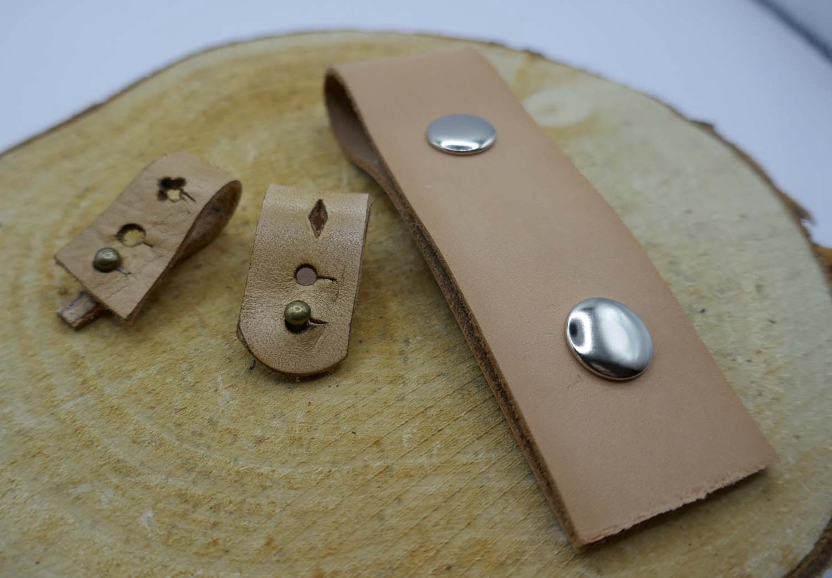 Leren kabelbinders 3 stuks blank met drukkers of klemstysteem - leren kabelklemmen - 3 kabelbinders om de kabels niet in de knoop te laten komen - lederen kabelbinders herbruikbaar door middel van een drukker - 2 sierlijke en 1 naturel kabelbinders