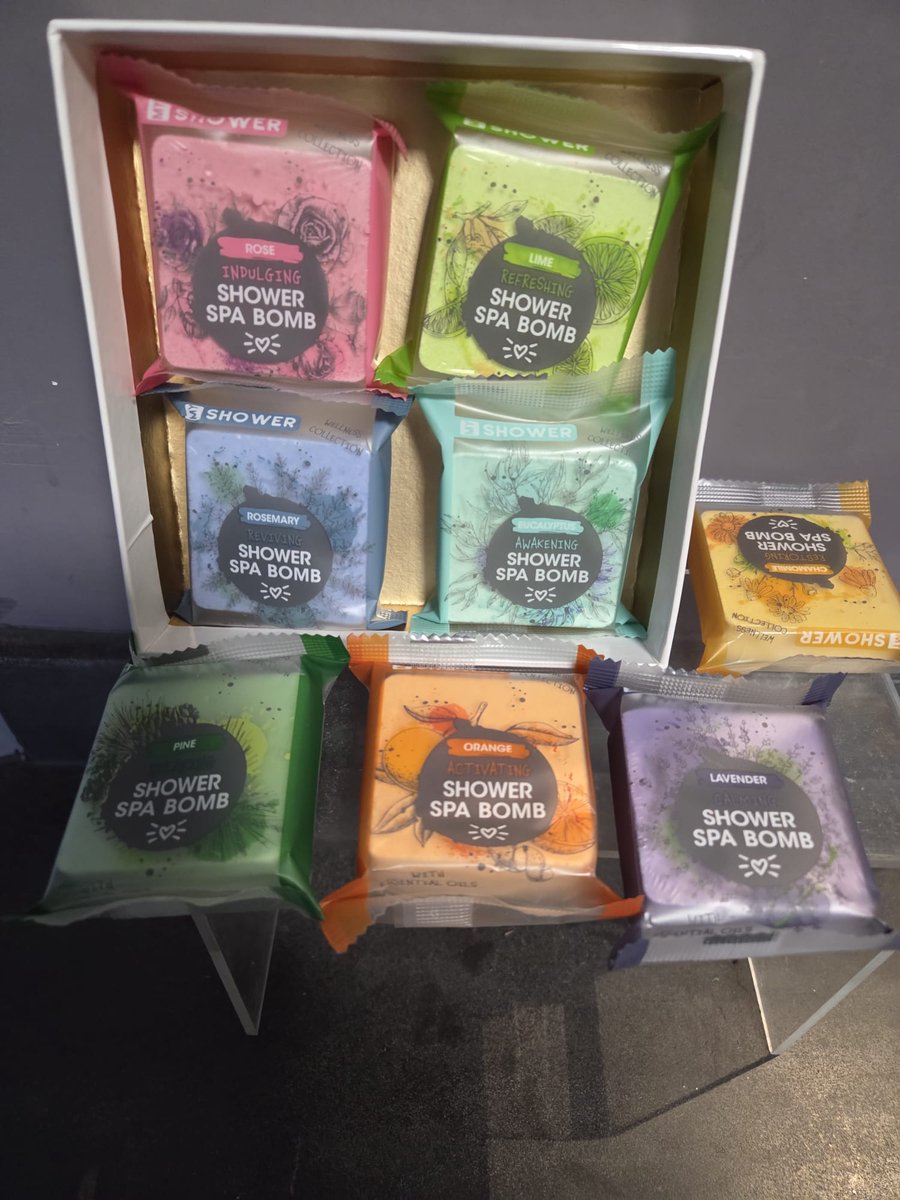 shower spa douche bomb / steamer - aroma douche in geschenk verpakking - 8x 40 gr met etherische oliên - lavendel - sinaasappel - rozen - kamille - denneboom - limoen - eucalyptus - rozemarijn