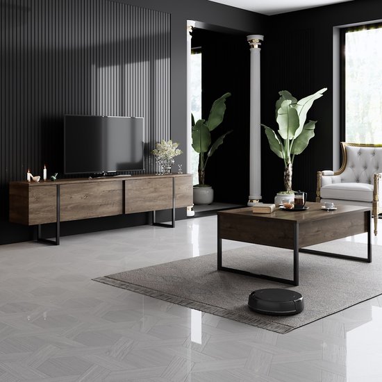 Zwart interieur met walnoothouten TV-meubel en salontafel. Een witte fauteuil staat aan de zijkant.