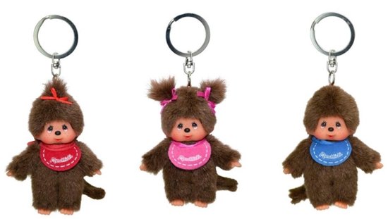 Trois porte-clés Monchhichi : avec bavoir rouge, rose et bleu.