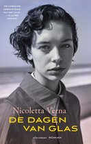 Boekcover met close-up van een jonge vrouw met kort, donker haar. Titel: Nicoletta Verna De Dagen van Glas.