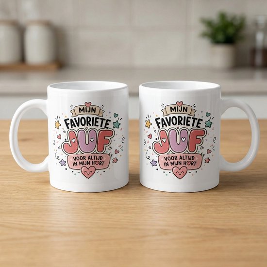 Twee witte mokken met de tekst "MIJN FAVORIETE JUF VOOR ALTIJD IN MIJN HORT" in kleurrijke letters, versierd met hartjes en sterren.