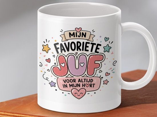 Witte mok met de tekst "MIJN FAVORIETE JUF VOOR ALTIJD IN MIJN HORT" in kleurrijke letters, versierd met hartjes en sterren.